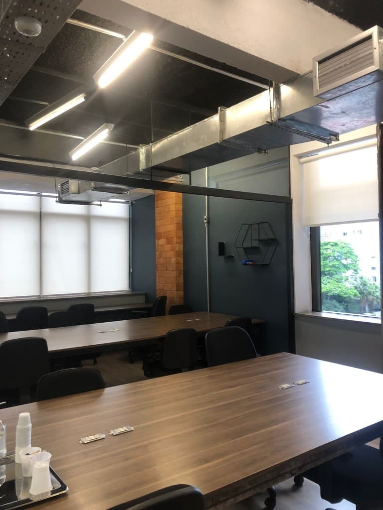 Mesas coletivas na sede da Altius