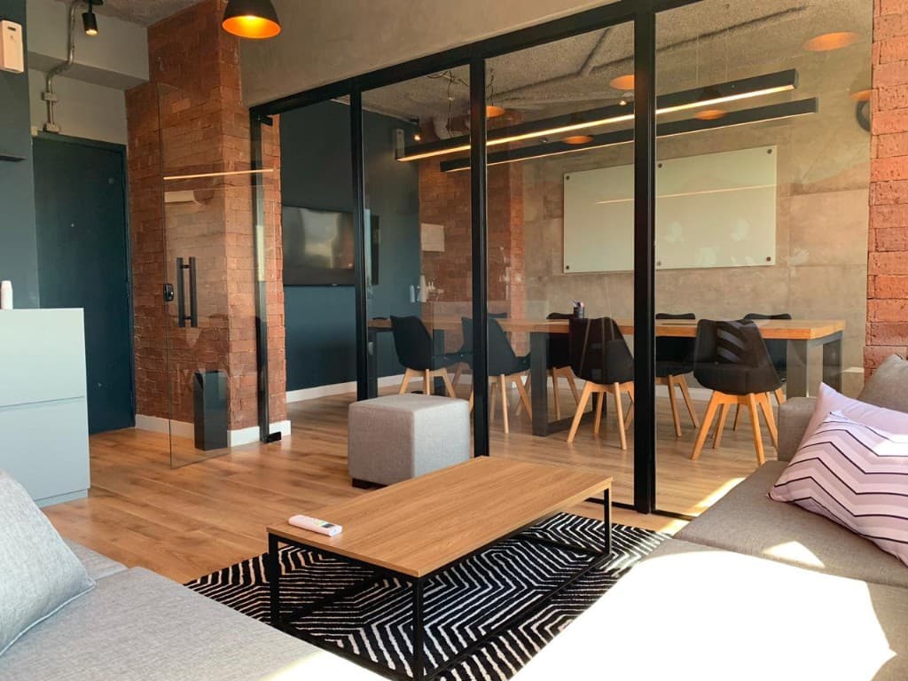 Sala de reunião com mesa de madeira na sede da Altius