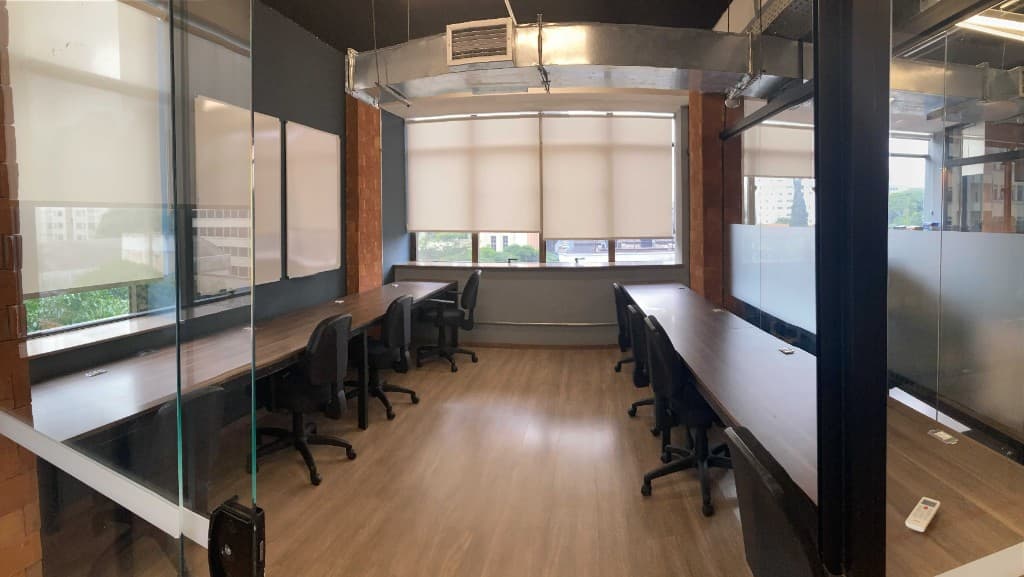 Sala de trabalho com quadros brancos na sede da Altius